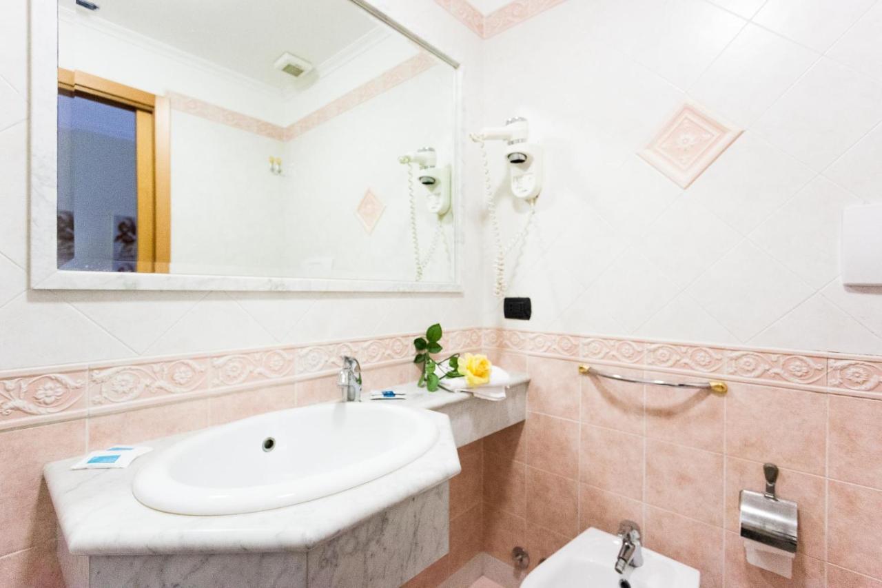 Hotel Suite Caesar Roma Exterior foto